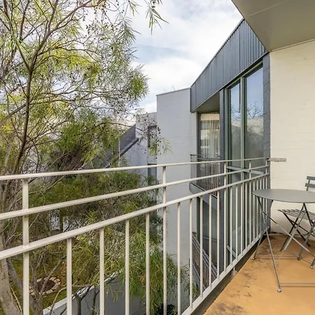 Howitt Place Apt Minutes To Parliamentary Triangle Kingston Exterior photo